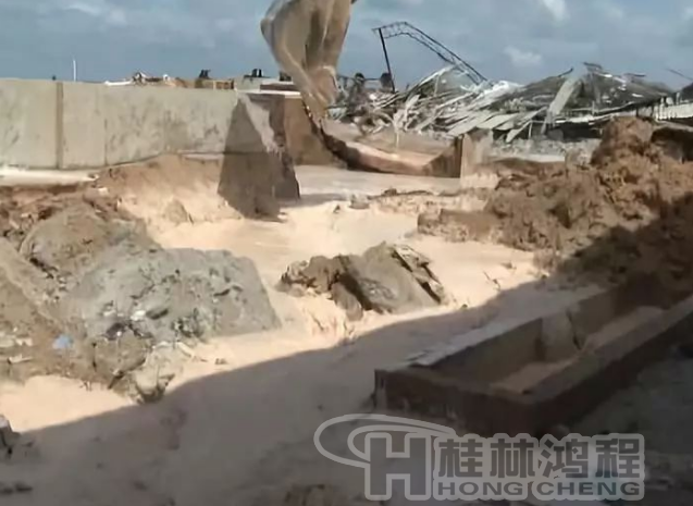 廉江政府鐵腕整治拆除一高嶺土廠，連設(shè)備都砸碎！